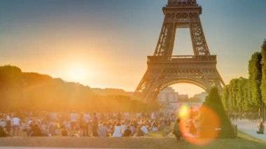 Güneş batarken Champ de Mars 'tan görülen Eyfel Kulesi, Paris, Fransa