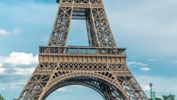 Vista de cerca de la primera sección del timelapse de la Torre Eiffel en París, Francia. — Vídeo de stock