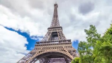 Champ de Mars ve Eyfel Kulesi güneşli bir yaz gününde hızlandırılmış zaman atlaması. Paris, Fransa