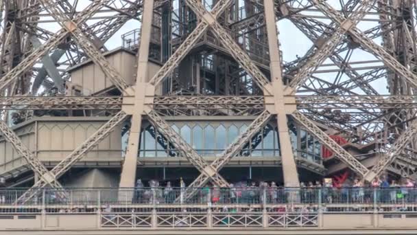 Närbild av första delen av Eiffeltornet timelapse i Paris, Frankrike. — Stockvideo