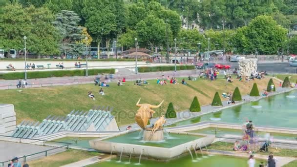 Fontanny na słynnym placu Trocadero w pobliżu wieży Eiffla timelapse. — Wideo stockowe