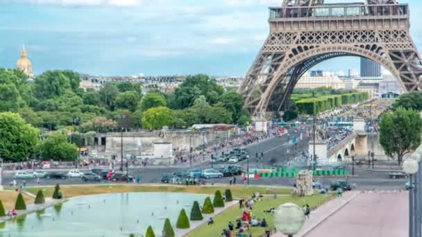 Brunnen auf dem berühmten Platz Trocadero mit Eiffelturm im Hintergrund. — Stockvideo