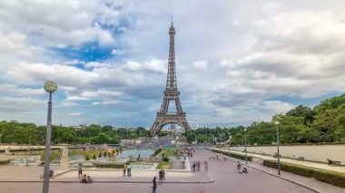 Trocadero Meydanı 'ndaki fıskiyeler. Arka planda Eyfel Kulesi var..