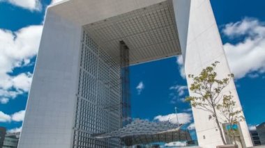 Grande Arche timelapse La savunma iş bölgesinde, Paris, Fransa.