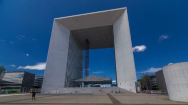Grande Arche timelapse hyperlapse'La savunma iş bölgesinde, Paris, Fransa.