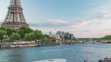 Eyfel Kulesi ve Seine Nehri gün gece timelapse, Paris, Fransa için köprüden Jena