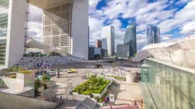 Grande Arche ve gökdelenler timelapse hyperlapse'La savunma iş bölgesinde, Paris, Fransa.