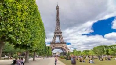 Champ de Mars ve Eyfel Kulesi güneşli bir yaz gününde hızlandırılmış zaman atlaması. Paris, Fransa