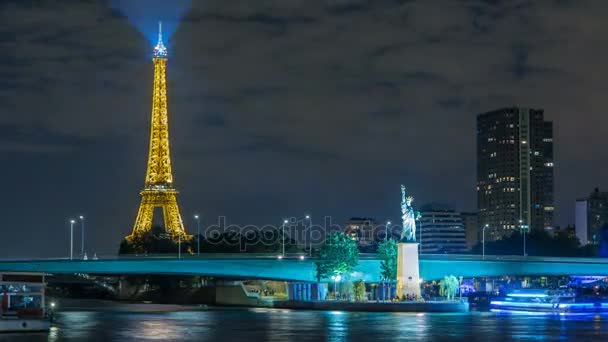 De kleine Statue of Liberty ligt in de buurt van de Eiffel toren nacht timelapse. Paris, Frankrijk — Stockvideo