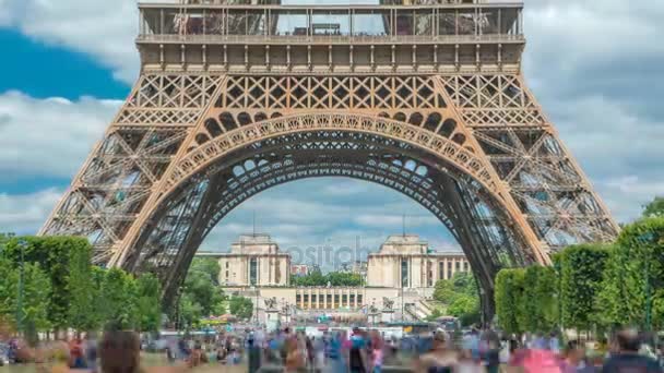 Campo de Marte y el timelapse de la Torre Eiffel en un soleado día de verano. París, Francia — Vídeo de stock