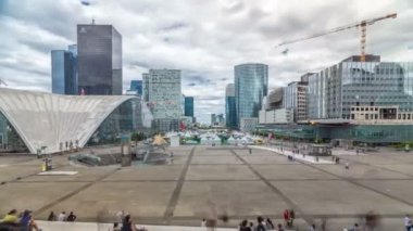 La Defense timelapse hyperlapse modern iş ve Finans Merkezi Paris'te highrise binalar ve Kongre Merkezi ile gökdelenler