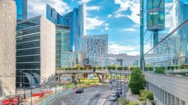 La Defense timelapse modern iş ve Finans Merkezi Paris'te highrise binaları ile gökdelenler