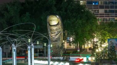Le pouce başparmak heykel Cesar Baldaccini gece timelapse ve iş kule bloğunda ilçe La Defense