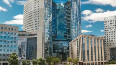 La Defense timelapse modern iş ve Finans Merkezi Paris'te highrise binaları ile gökdelenler