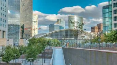 La Defense timelapse modern iş ve Finans Merkezi Paris'te highrise binaları ile gökdelenler