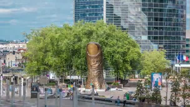 Le pouce Escultura de pulgar de Cesar Baldaccini timelapse y torre de bloque en el distrito de negocios La Defense — Vídeos de Stock