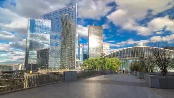 Drapacze chmur z La Defense timelapse hyperlapse nowoczesnej dzielnicy finansowej w Paryżu z highrise budynków i centrum kongresowego — Wideo stockowe