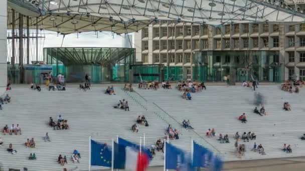 El Grande Arche con escalera timelapse en el distrito financiero de La Defence de París, Francia . — Vídeos de Stock