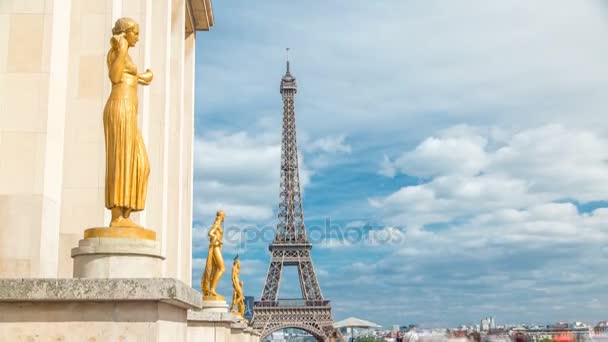 Torre Eiffel y las estatuas doradas de las mujeres en el timelapse de la luz del sol, Plaza Trocadero, París, Francia — Vídeos de Stock