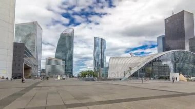 La Defense timelapse hyperlapse modern iş ve Finans Merkezi Paris'te highrise binalar ve Kongre Merkezi ile gökdelenler