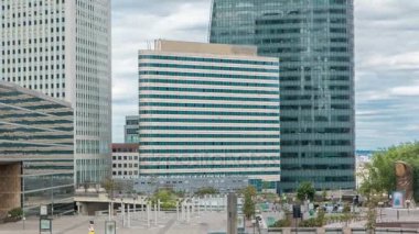 La Defense timelapse modern iş ve Finans Merkezi Paris'te highrise binaları ile gökdelenler
