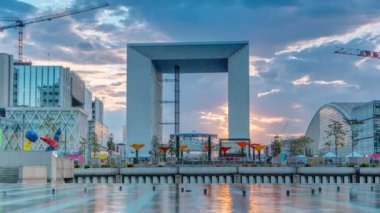 Paris La Defense iş bölgesine manzarası günbatımı timelapse Grande Arche ve ofis binaları ile. Paris, Fransa
