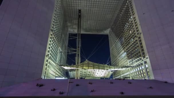 Vue de nuit de l'hyperlapse timelapse La Grande Arche. L'Arche a la forme approximative d'un cube. Paris, France — Video