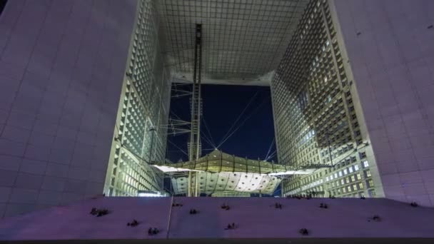 Nacht uitzicht van La Grande Arche timelapse hyperlapse. De Arche is in de geschatte vorm van een kubus. Paris, Frankrijk — Stockvideo