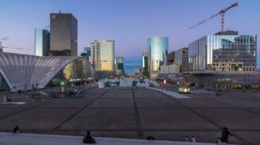 Göz kamaştırıcı Savunma Paris iş bölgesi gökdelenlerle dolup taşıyor..