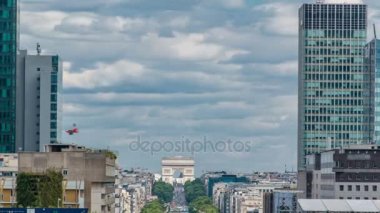 Paris 'in ünlü finans ve iş bölgesinde eşsiz bir gökdelen zaman çizelgesi.