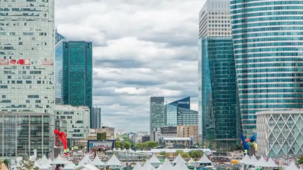 Timelapse grattacielo unico nel famoso quartiere finanziario e degli affari di Parigi - La Difesa. — Video Stock