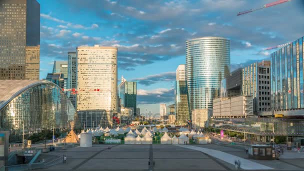 Timelapse unique de gratte-ciel dans le célèbre quartier financier et d'affaires de Paris - La Defense. — Video