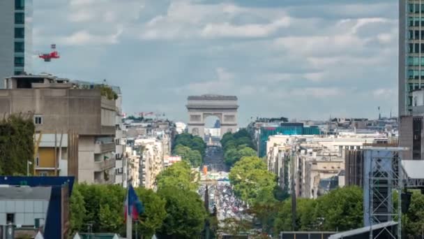 Vista desde la fuente en el distrito financiero de Defensa hasta el timelapse del Arco de Triunfo, París, Francia — Vídeo de stock