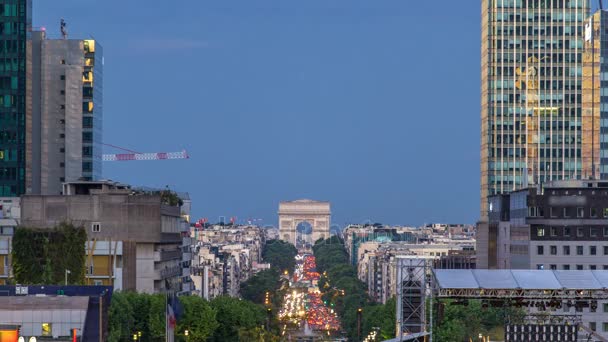 Widok z Grand Arch w dzielnicy biznesowej Defense do Łuku Triumfalnego dzień do nocy timelapse, Paryż, Francja — Wideo stockowe