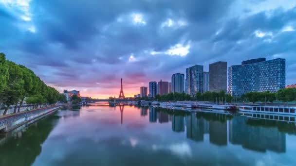 Eiffelova věž východ slunce timelapse s loděmi na řece Seine a v Paříži, Francie. — Stock video