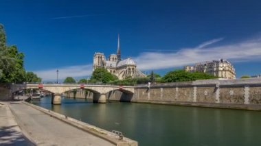 Seine ve Notre Dame de Paris zaman atlaması Paris 'in en ünlü sembollerinden biridir.