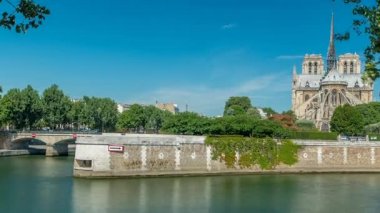 Seine ve Notre Dame de Paris zaman dilimi Paris 'in en ünlü sembollerinden biridir.