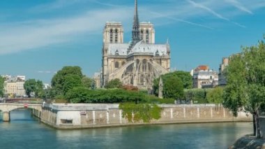 Seine ve Notre Dame de Paris zaman dilimi Paris 'in en ünlü sembollerinden biridir.