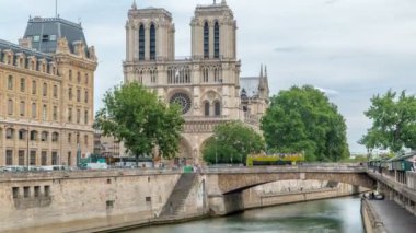 Notre Dame de Paris ve Seine zamanapse Paris 'in en ünlü sembollerinden biridir.