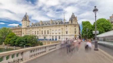 Saint-Michel köprüsündeki Cour de Cassation binası ve trafik Paris, Fransa 'da zaman atlaması