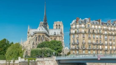 Seine ve Notre Dame de Paris zaman dilimi Paris 'in en ünlü sembollerinden biridir.