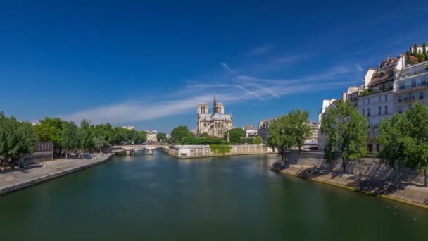 Seine and Notre Dame de Paris timelapse hyperlapse - одна з найвідоміших символів Парижа. — стокове відео