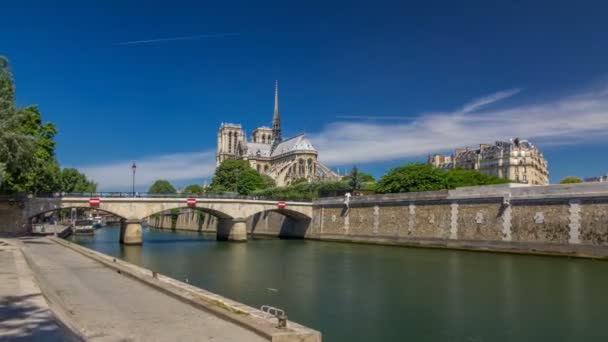 Sena e Notre Dame de Paris hyperlapse timelapse é um dos símbolos mais famosos de Paris — Vídeo de Stock