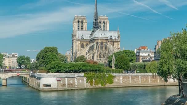 Szajna és Notre Dame de Paris Timelapse Párizs egyik leghíresebb szimbóluma. — Stock videók