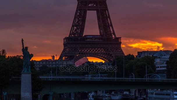 Zeitraffer des Eiffelturms bei Sonnenaufgang mit Booten auf der Seine und in Paris, Frankreich. — Stockvideo
