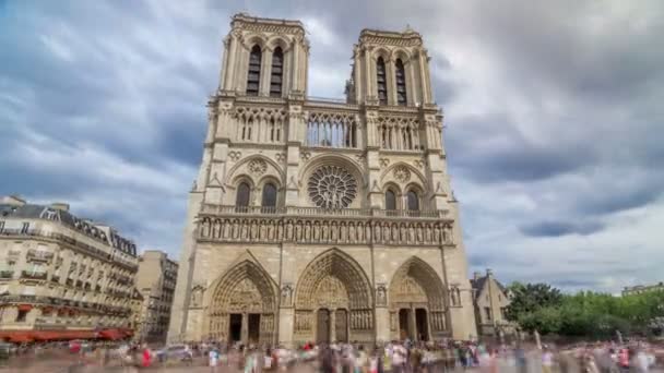 Vista frontal do hiperlapso temporal de Notre-Dame de Paris, uma catedral católica medieval na ilha de Cite, em Paris, França — Vídeo de Stock