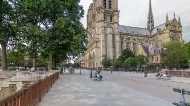 Hiperlapso da timelapse de Notre-Dame de Paris, uma catedral católica medieval na ilha de Cite, em Paris, França — Vídeo de Stock