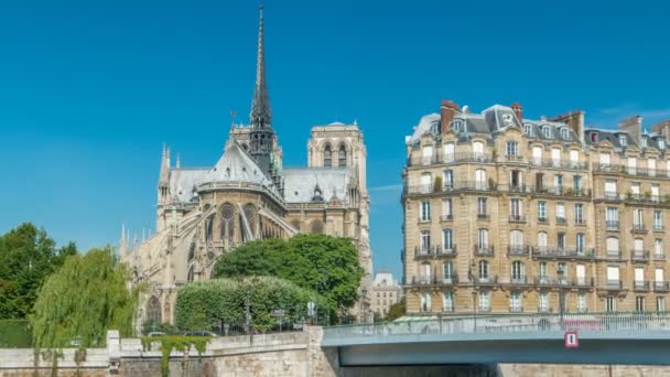 Seine und Notre Dame de Paris Zeitraffer ist eines der berühmtesten Symbole von Paris — Stockvideo