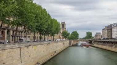 Notre Dame de Paris ve Seine zaman atlaması Paris 'in en ünlü sembollerinden biridir.