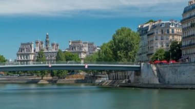 Saint-Louis Köprüsü zaman çizelgesi. Paris, Fransa 'da Seine nehrinde Ile de la Cite ve Ile Saint Louis adında iki ada. Paris, Fransa.